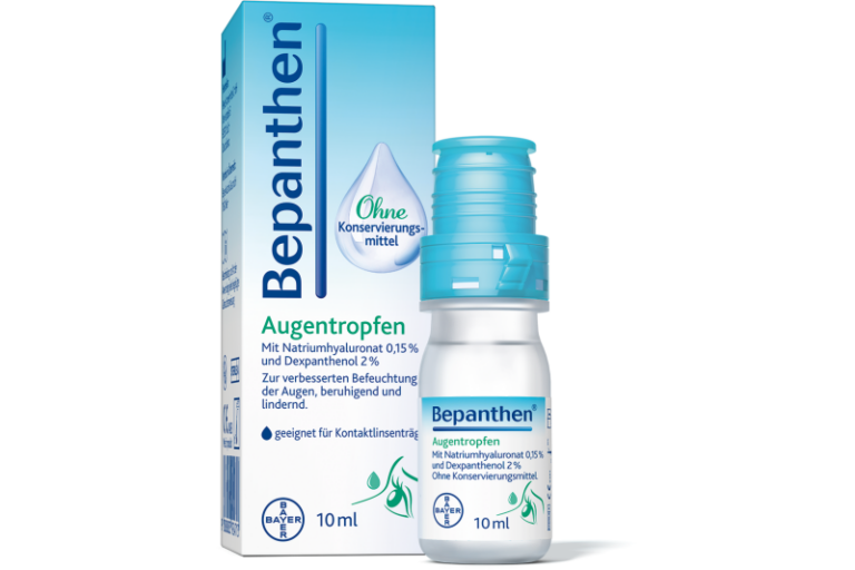 Bepanthen Augentropfen in einer transparenten Flasche mit blauer Verschlusskappe und einer Verpackung in Blau und Weiß.